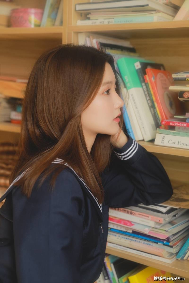 性感美女时尚写真:阳光少女黑色校服校园女生,清纯甜美可爱迷人!