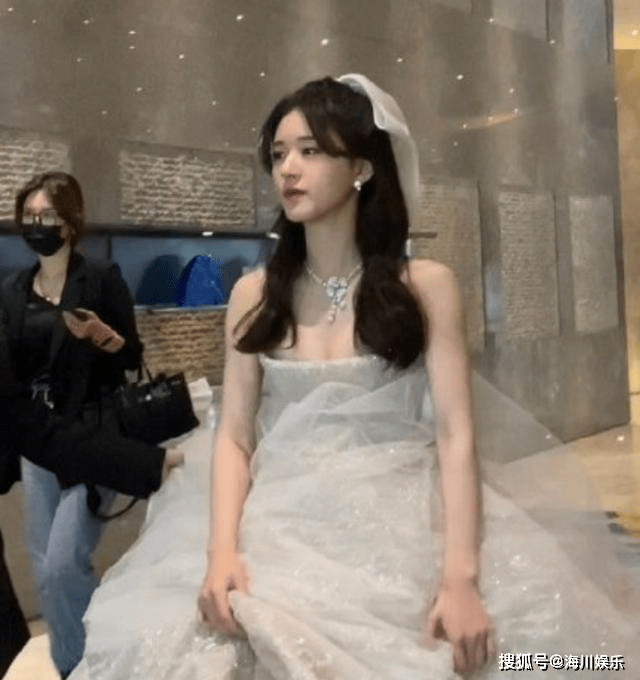 赵露思穿婚纱裙现身状态显嫩让人心动22岁的脸蛋好优越