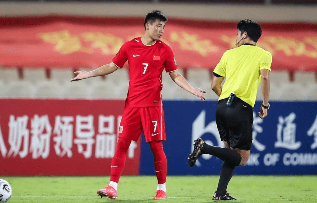 李铁赛后感谢熬夜球迷!更衣室讲话保密,已带队拿10连胜_中国队