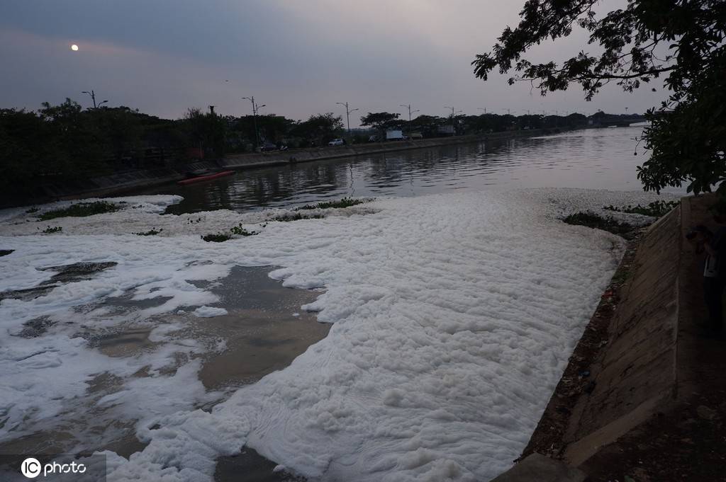 印尼河流漂浮大量白色泡沫触目惊心-搜狐大视野-搜狐新闻