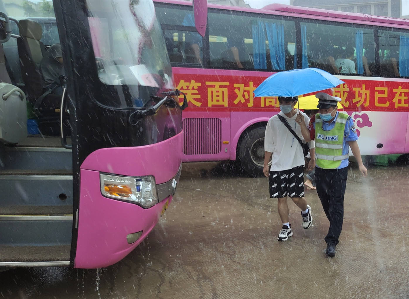 突遇暴雨湛江麻章交警宁可全身湿透为考生撑伞这些画面太暖心