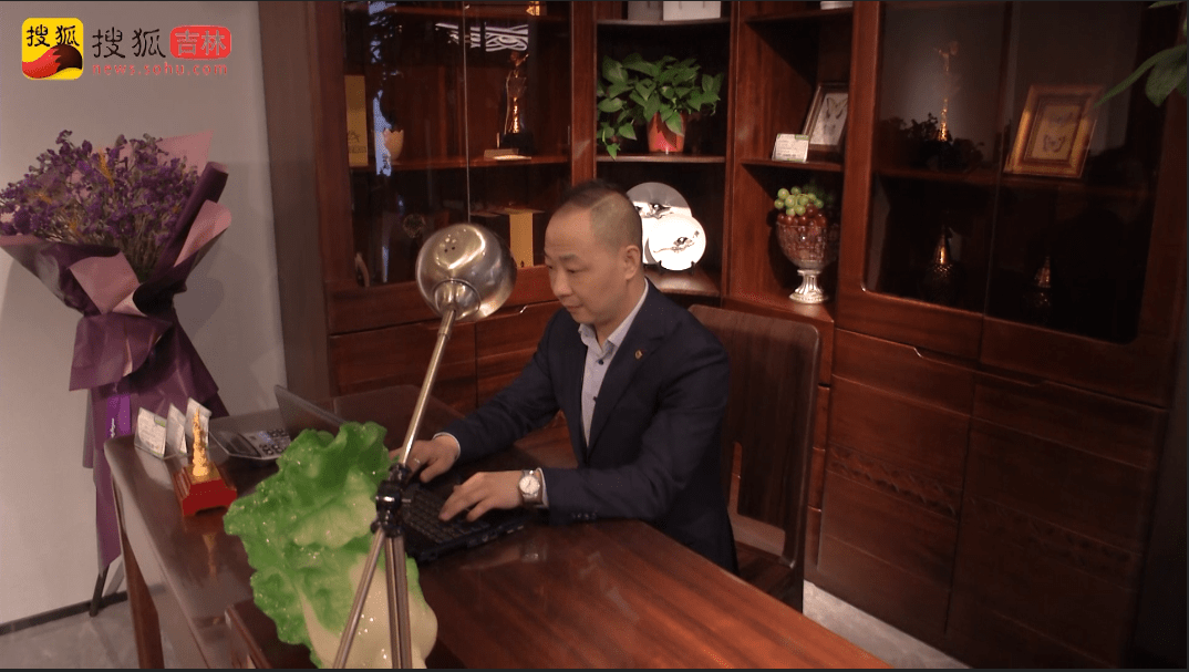 彭钢是这家商铺的老板,个子不高,西装笔挺,川渝口音,腰板坚实.