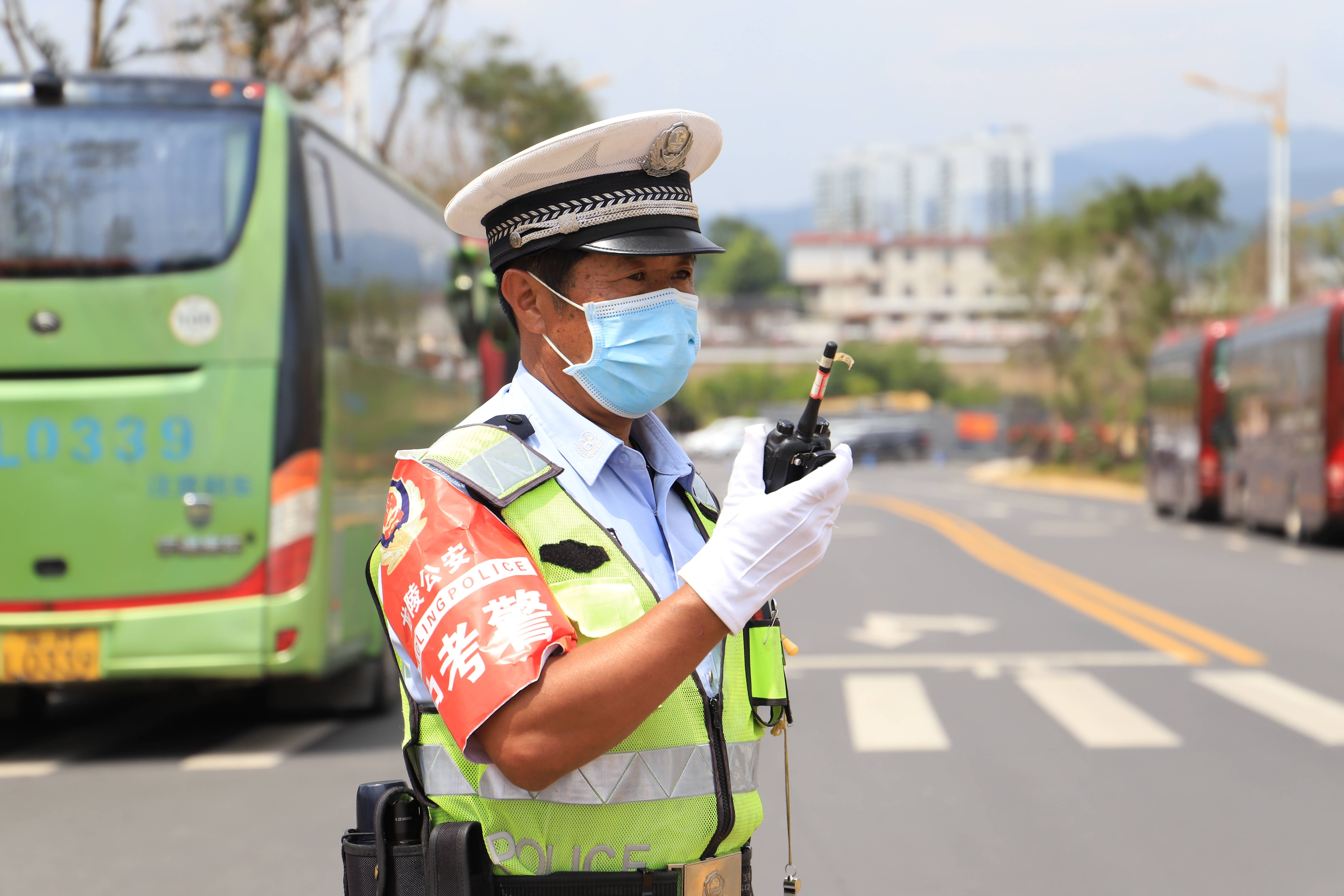 仍然像年轻民警一样,积极主动,在考点路段专心专注于他的岗位工作