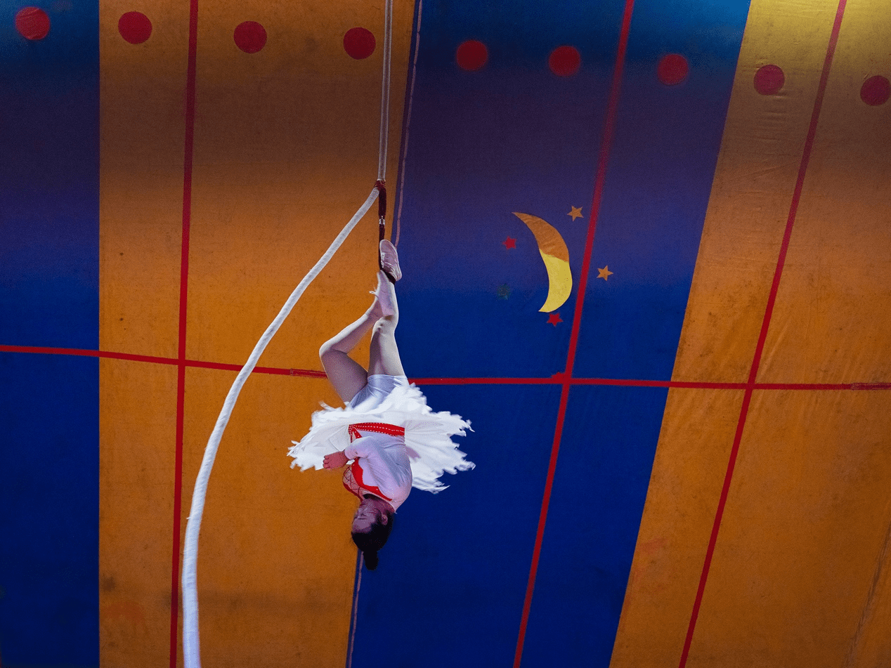 7米长的红色丝带缠绕在二人身上,孙红雷双腿张开,身体悬倒在空中,张丽