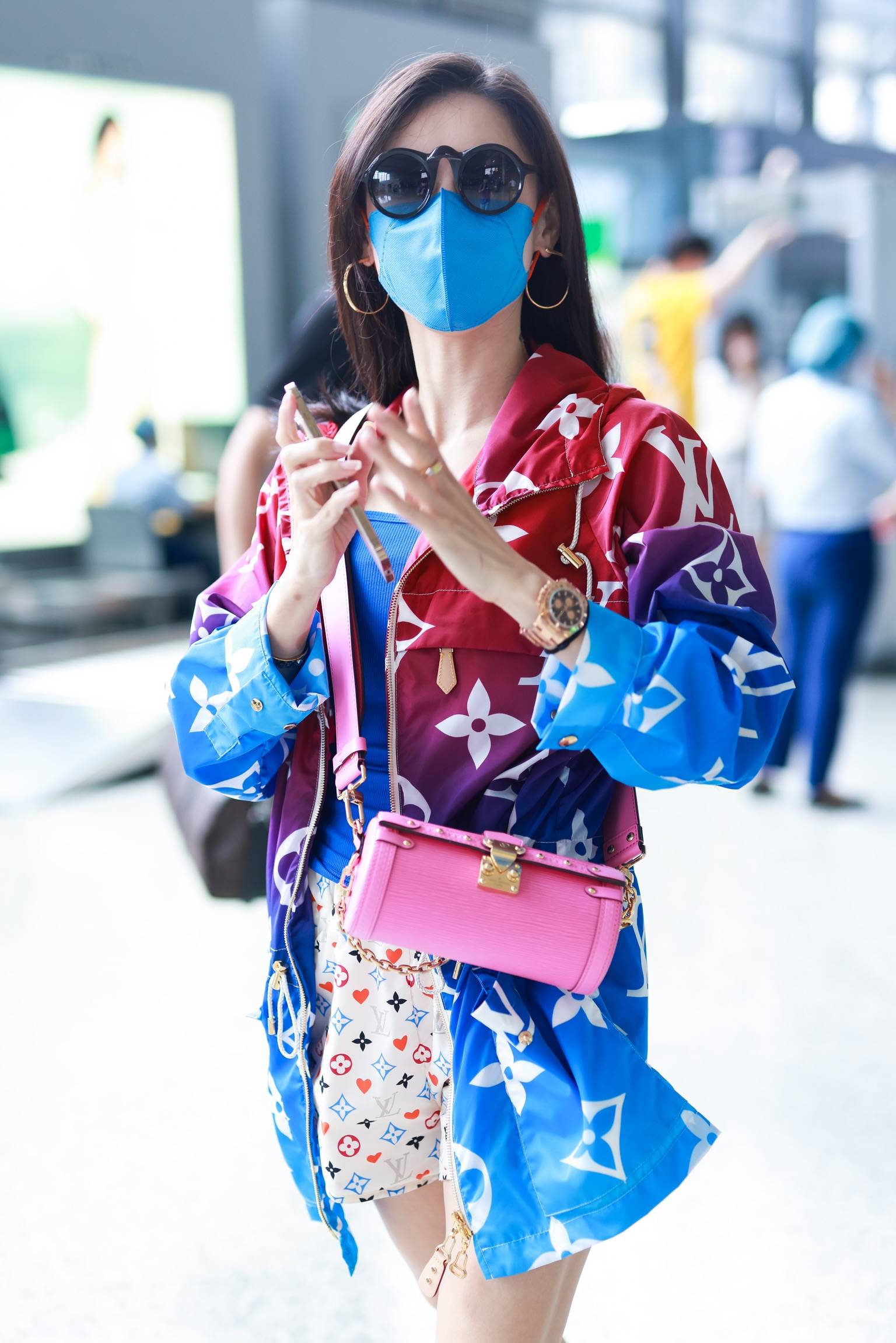 张柏芝穿渐变外套个性时髦 遇粉丝亲切合影