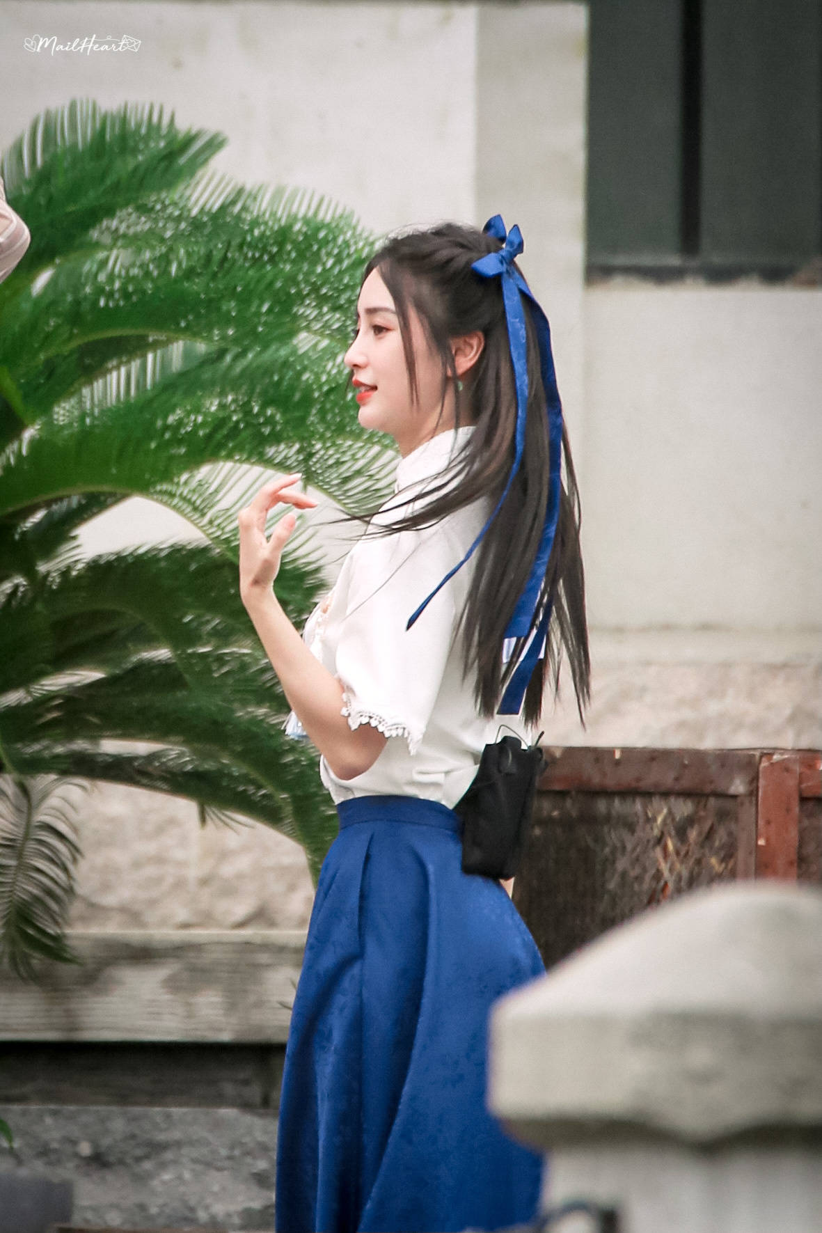 angelababy穿学生装录制综艺蝴蝶结扎发显少女