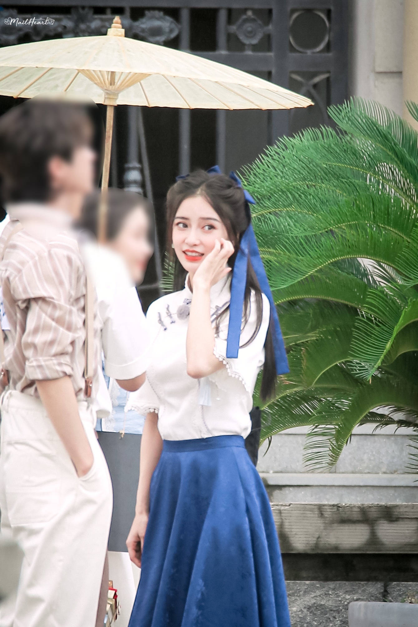 angelababy穿学生装录制综艺蝴蝶结扎发显少女