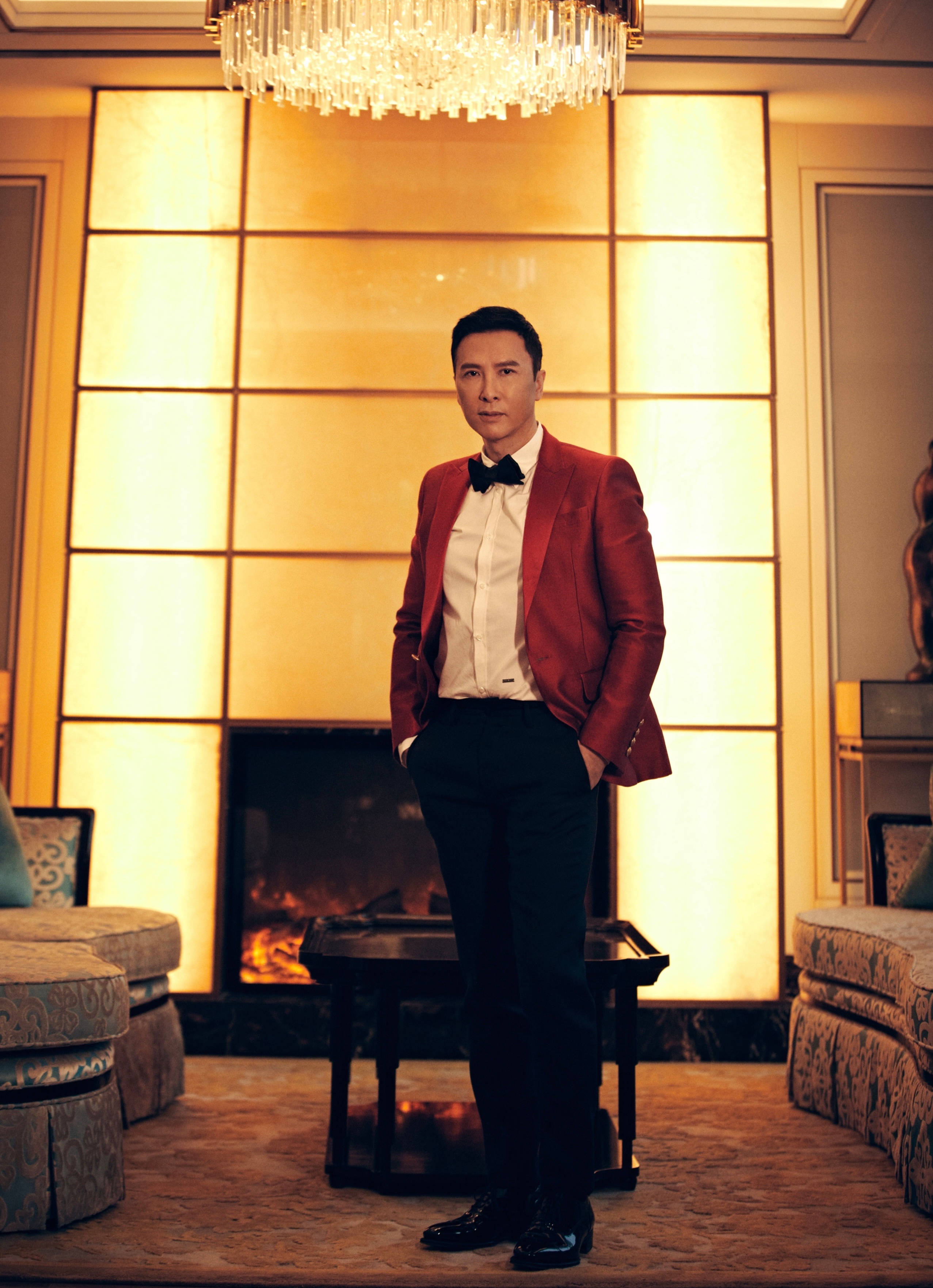 甄子丹帅气亮相上海国际电影节红毯 中国红西装霸气十足