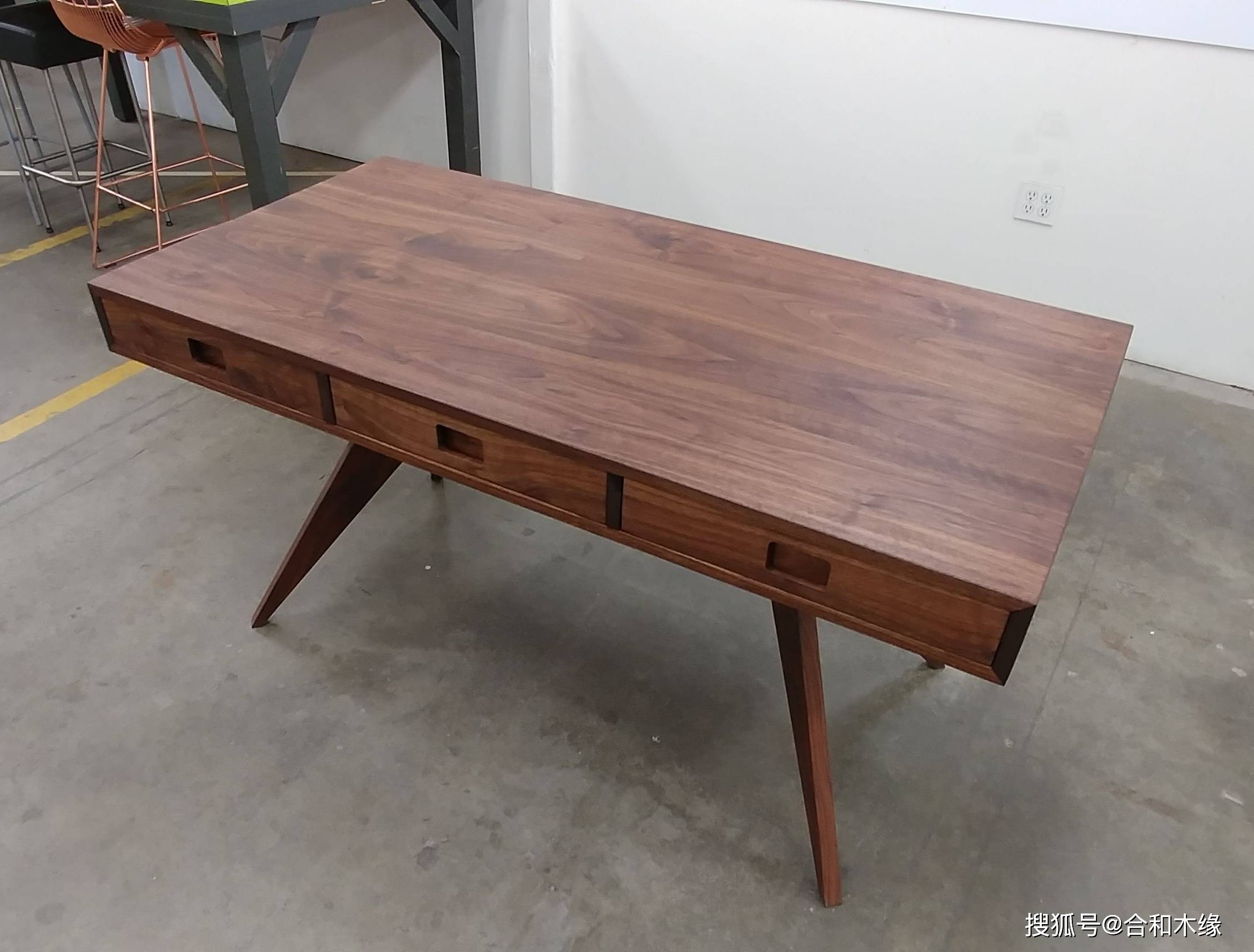 很有个性的一款黑胡桃书桌,面板很漂亮