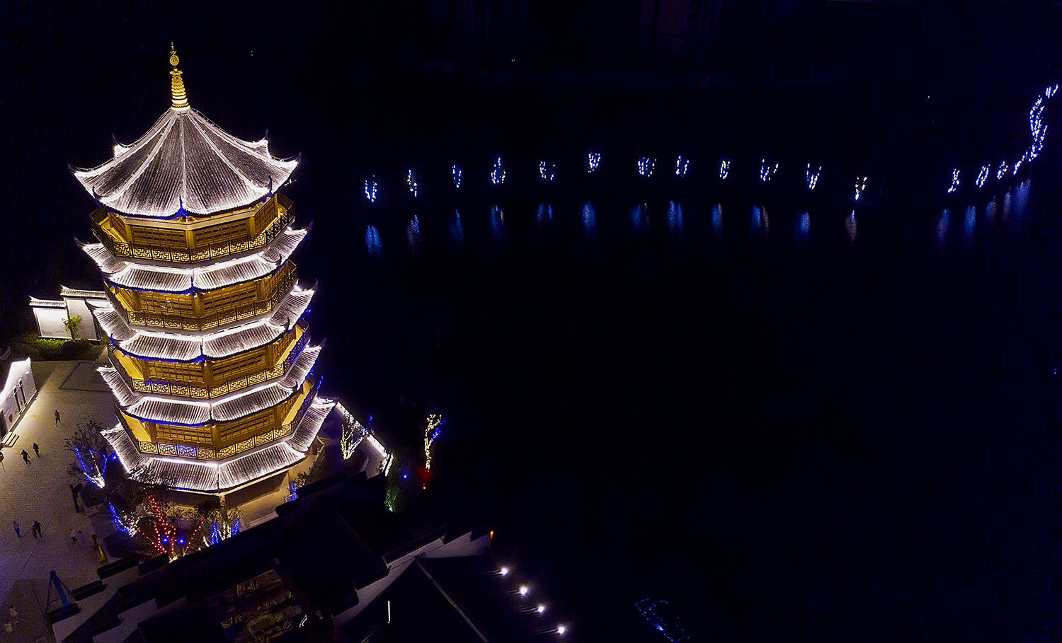 祁门)的徽州,随婺源划入江西而离散,又因黄山的兴起而更名;而饶州似乎