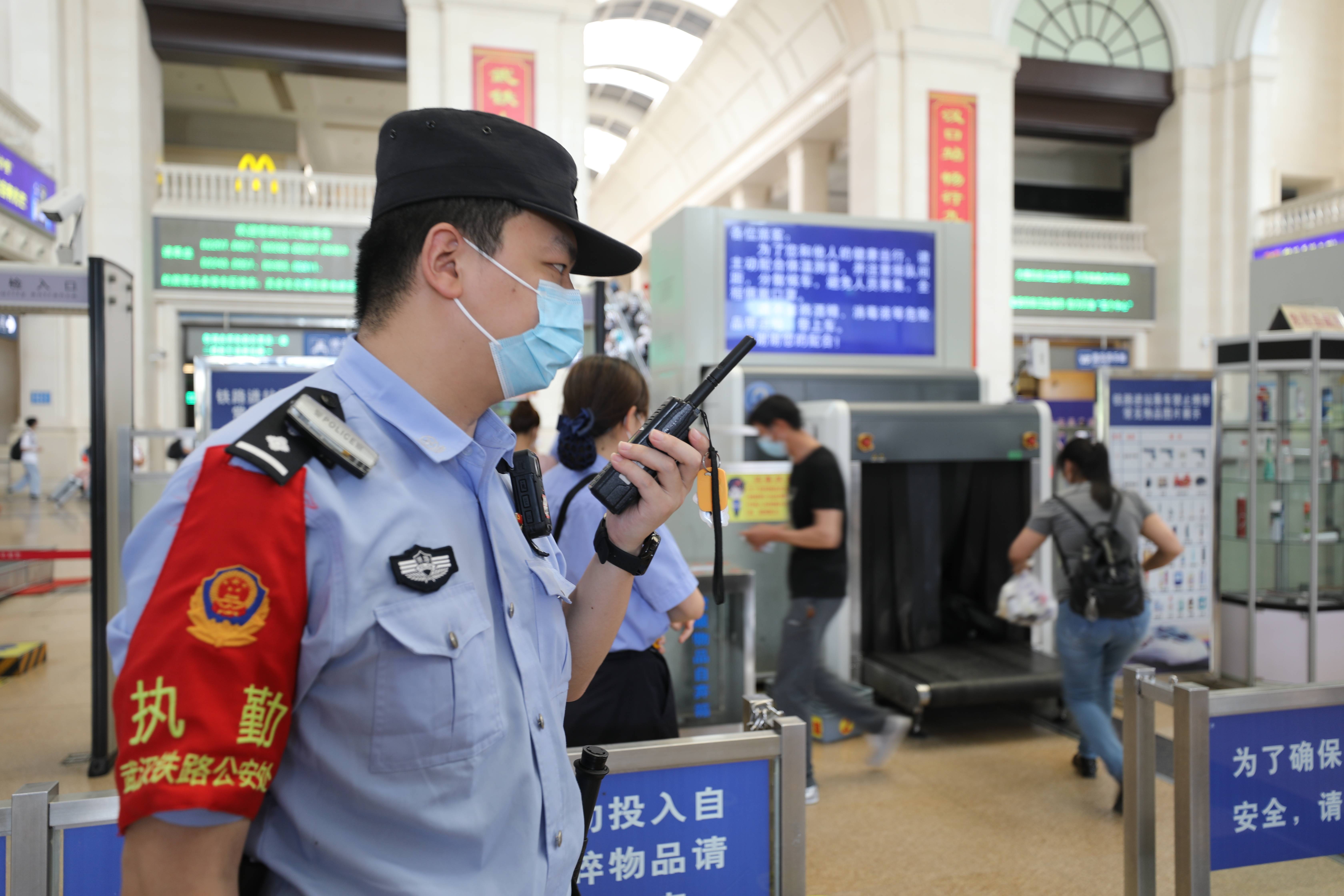 民警正在辖内火车站重点区域开展治安检查巡视