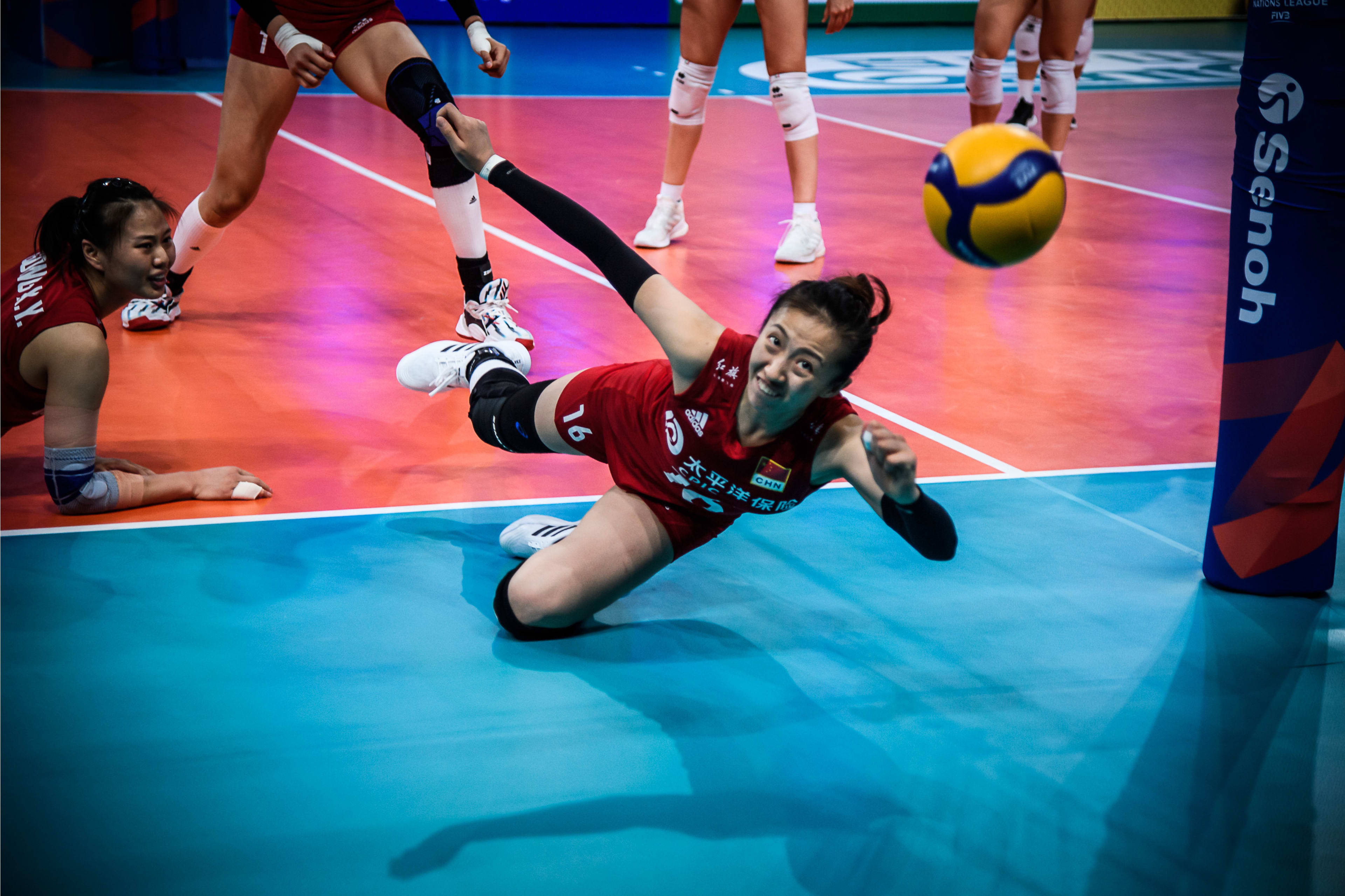 高清:中国女排3-0意大利4连胜 丁霞奋力救球