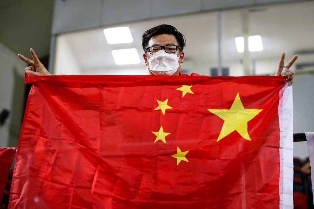 2022世界杯亚预赛40强赛,中国 vs 伊拉克,当地华人高举国旗,看台助威