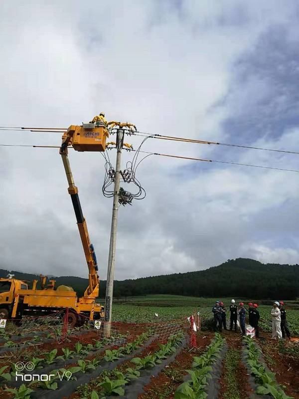 南方电网云南曲靖宣威供电局首次实现带电作业安装断路器