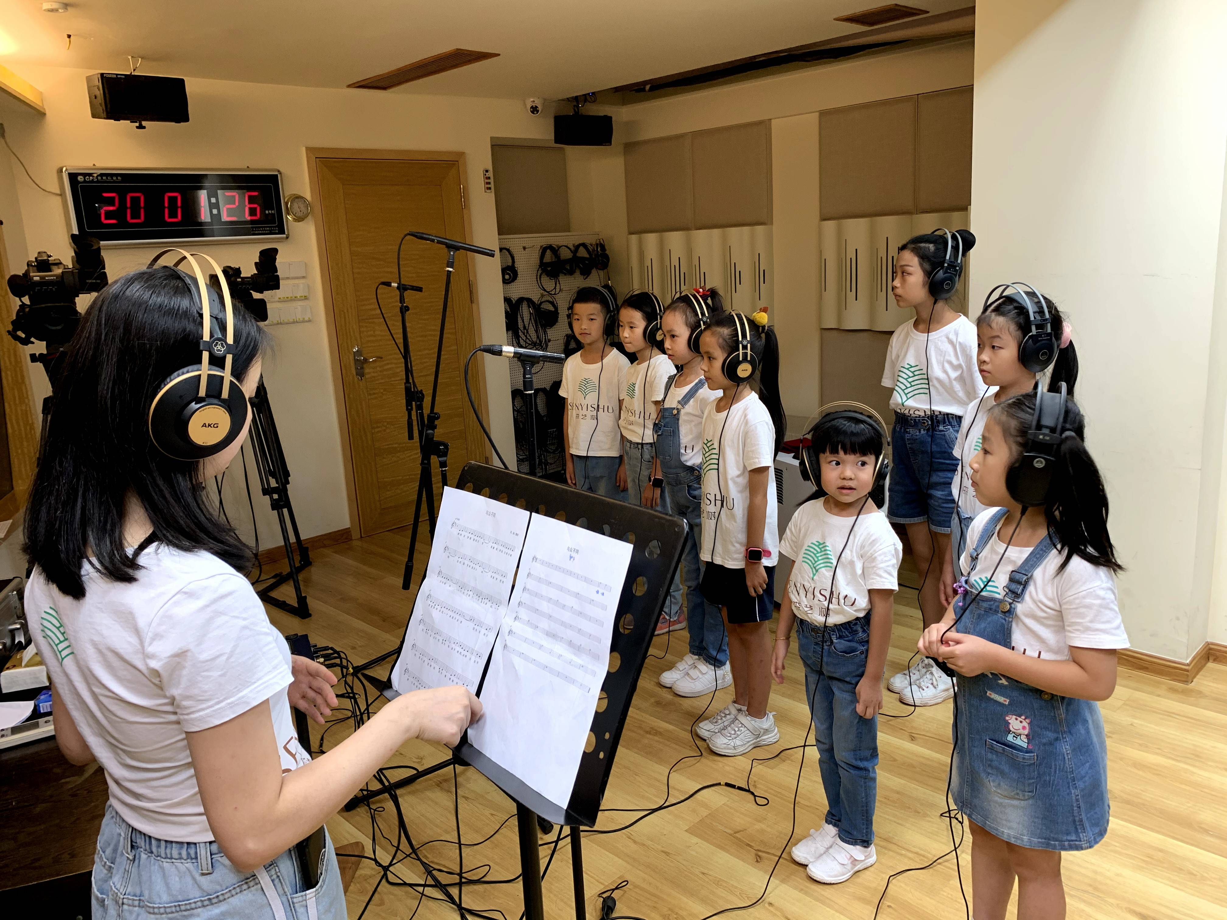 在等待录制的过程中每位小歌手都非常自律,积极配合录音师的工作,看是