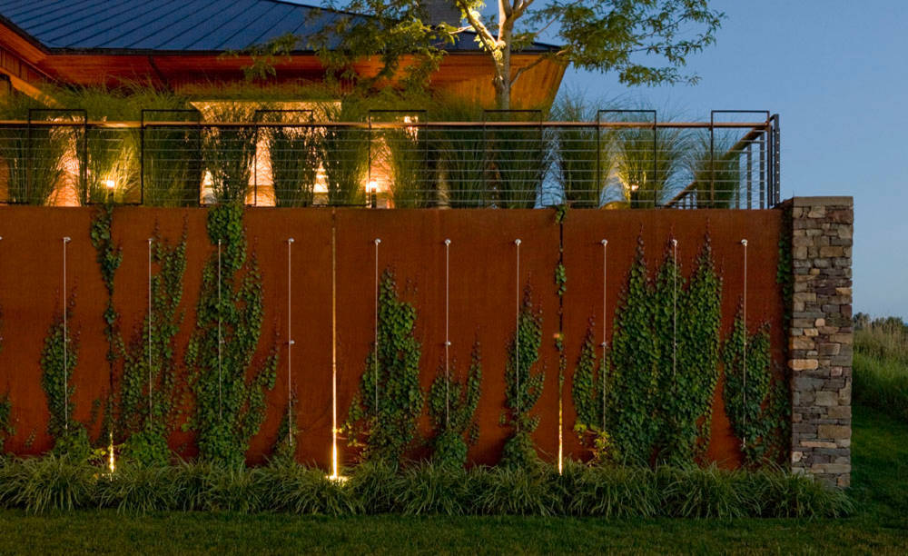 耐候钢板的镂空风,通透性或半通透性空间的处理,突出了景观墙的造型