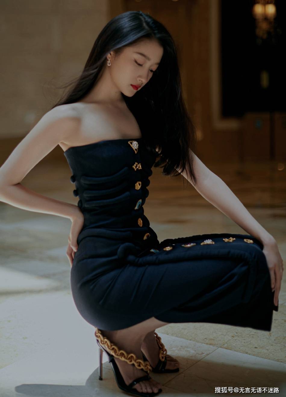 关晓彤大秀性感身材,身穿抹胸黑裙,秀发披肩,气质十足