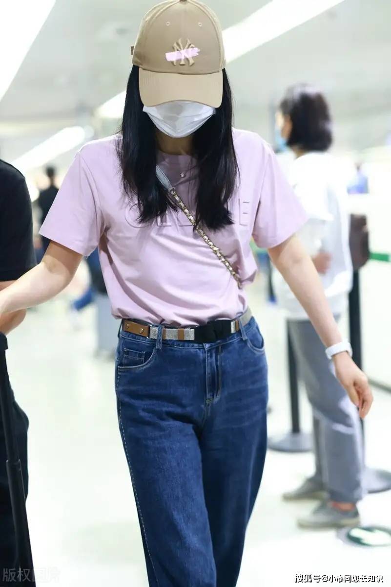 王艳现身机场的靓照差点让人认不出来