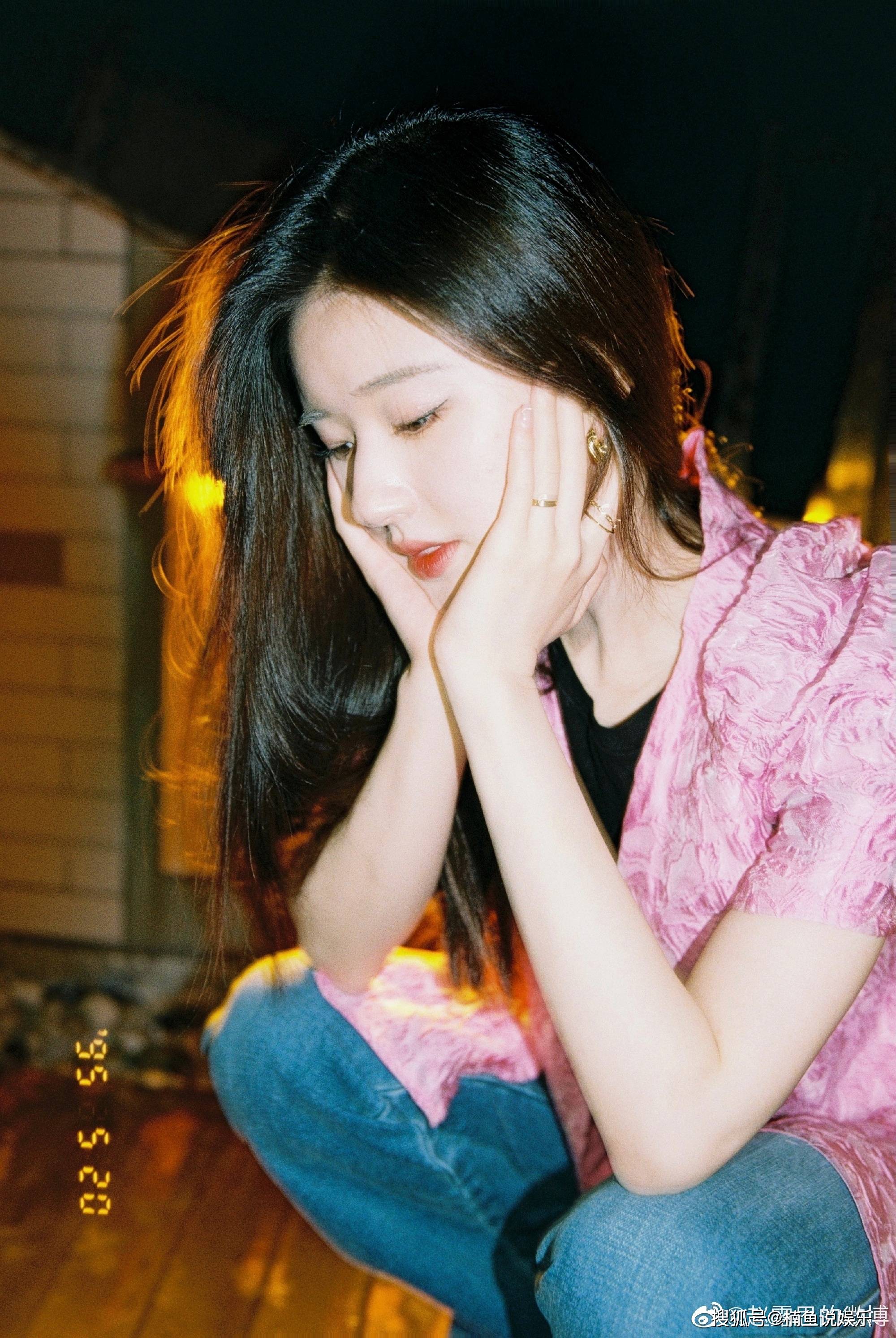 有一种甜妹叫赵露思,身披长发怀抱猫咪,抹胸造型梦幻又少女_写真