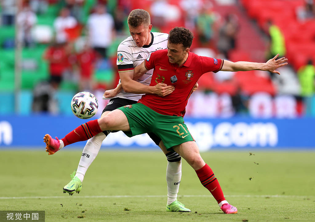 欧洲杯-C罗推射空门葡萄牙两人乌龙 德国半场2-1领先_格纳布里
