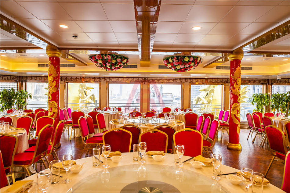 新龙船浦江游览1号亮相上海黄浦江水岸观光浦江游船岸上休闲两相宜