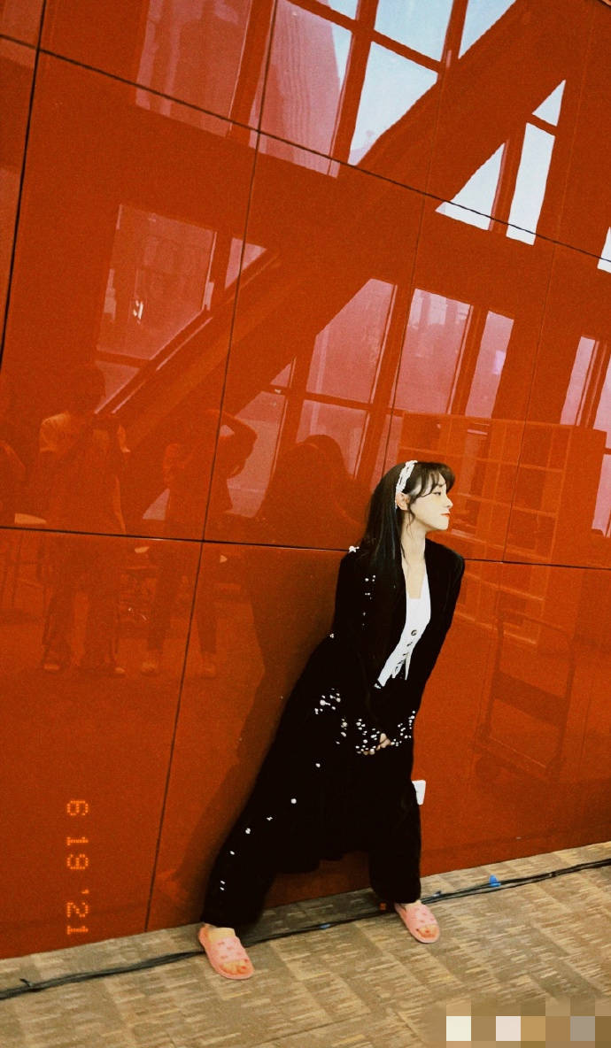 宋雨琦晒虚焦美照 穿黑色西装配粉拖鞋个性十足