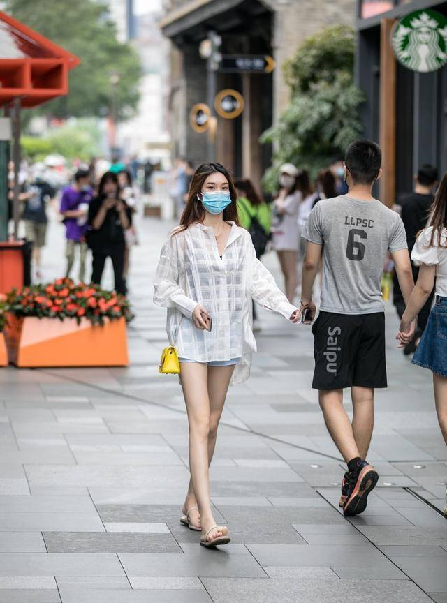 拖鞋才是夏天街头的灵魂单品,一双时髦的拖鞋,让慵懒风扑面而来