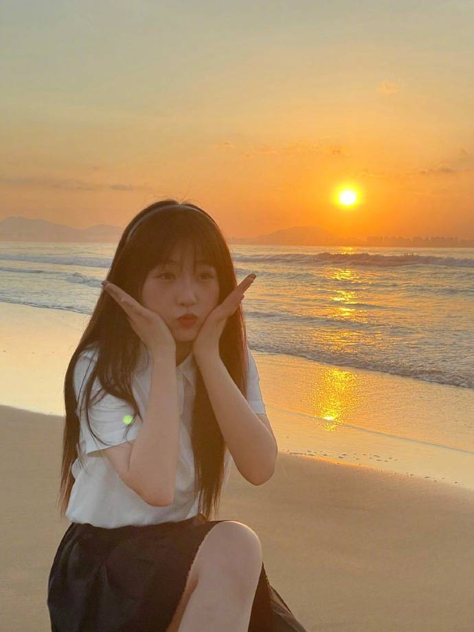 虞书欣晒与林小宅合照 姐妹俩五点半起来看日出