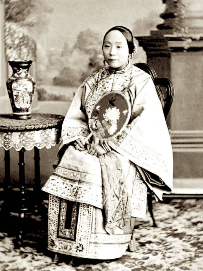 历史老照片:清朝大户人家的女子