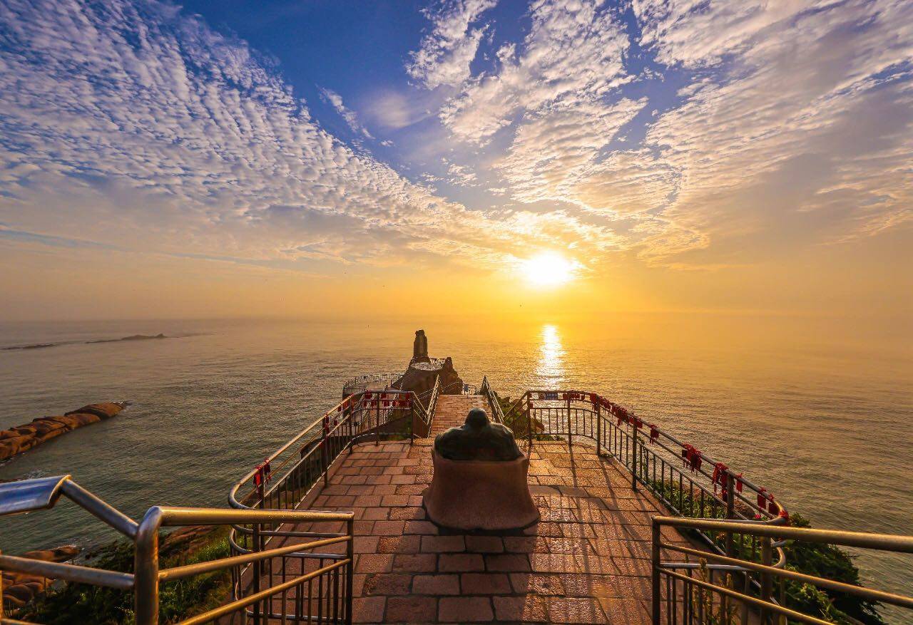 荣成成山头云蒸霞蔚景若画