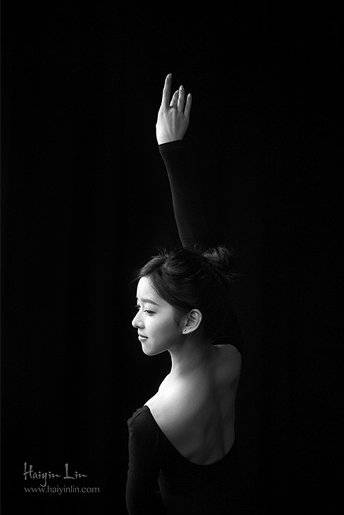 章泽天拍黑白芭蕾舞大片秀美背姿态优雅气质出众