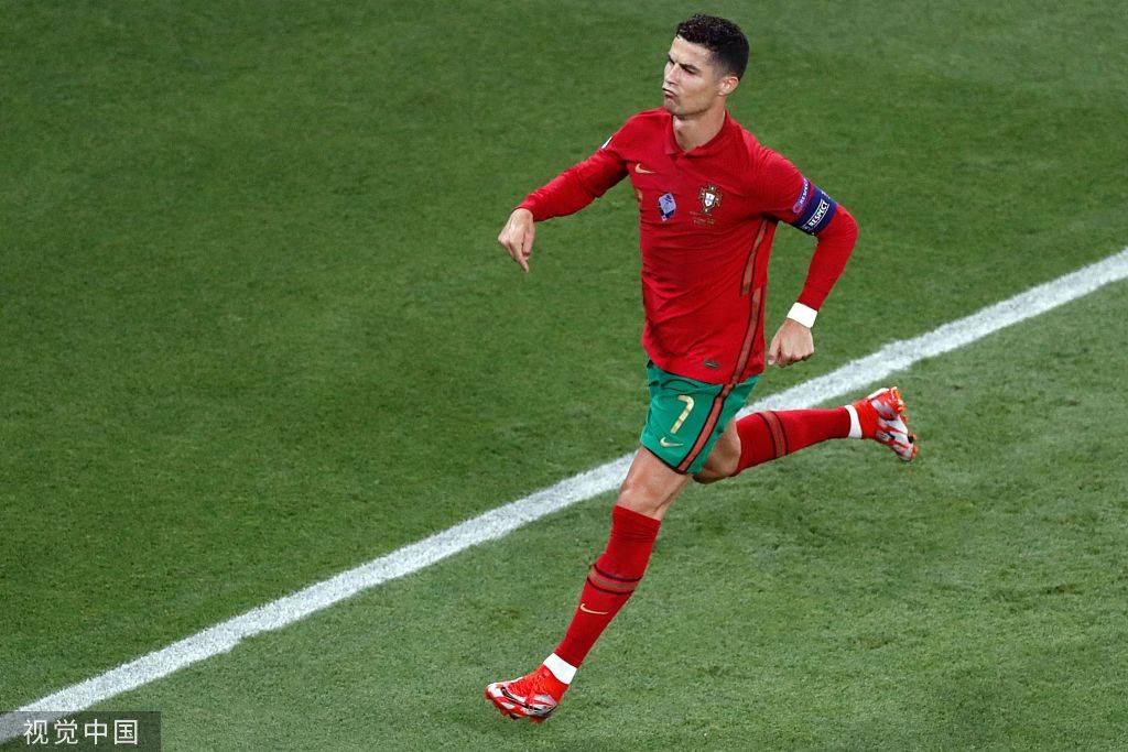 高清图:葡萄牙vs法国 c罗梅开二度霸气招牌庆祝-搜狐大视野-搜狐新闻