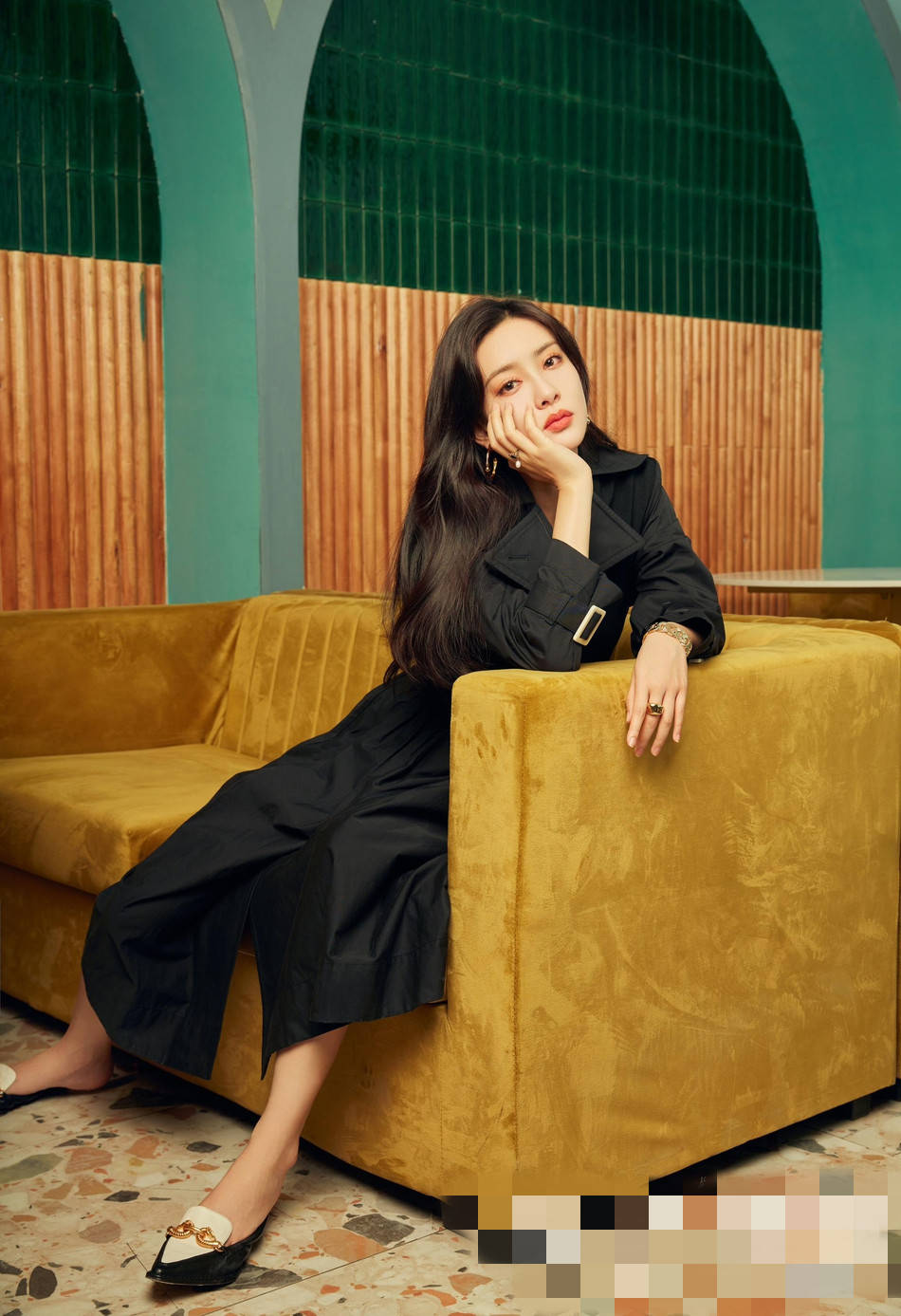 孟子义穿西装短裙秀纤细长腿 甜酷美女飒爽十足