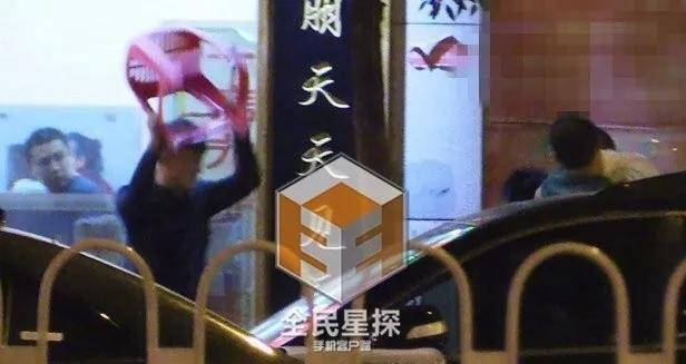 相声馆赔钱到倒闭,直播卖酒满屏尴尬,事业不行他投身爱情?