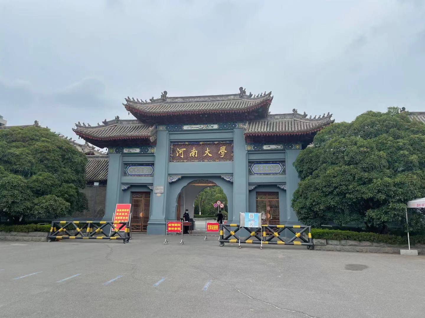 毕业致辞走红后:相信“善良能辟邪”的历史学教授反对讲官话