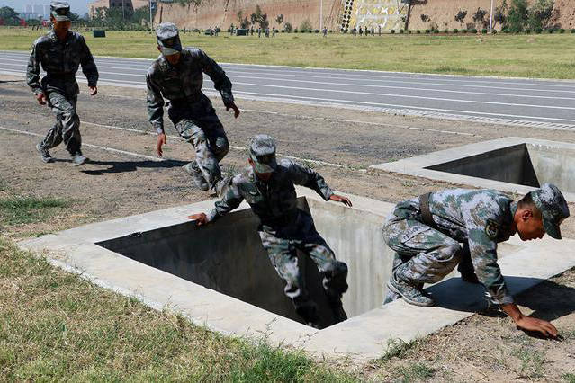 入伍前來次軍事化訓練吧,加油!四百米障礙跑