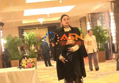 相声馆赔钱到倒闭,直播卖酒满屏尴尬,事业不行他投身爱情?
