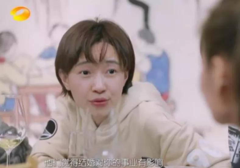 相声馆赔钱到倒闭,直播卖酒满屏尴尬,事业不行他投身爱情?