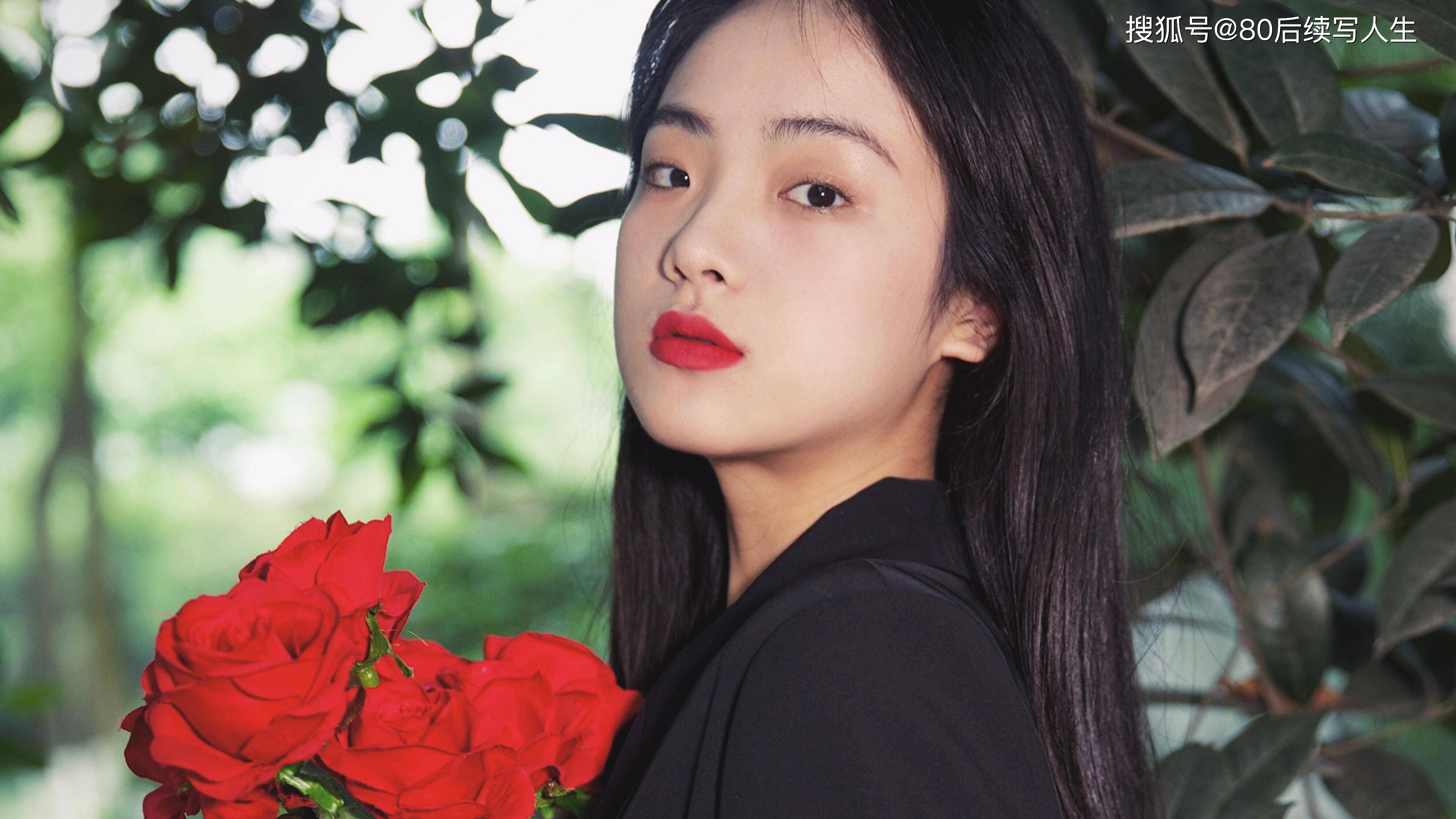 俏丽迷人美女长发飘飘温柔中不失大气