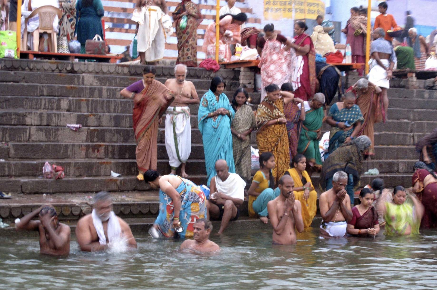 图片来自网络,侵权必删洗牛粪浴,喝牛尿,预防疫情?