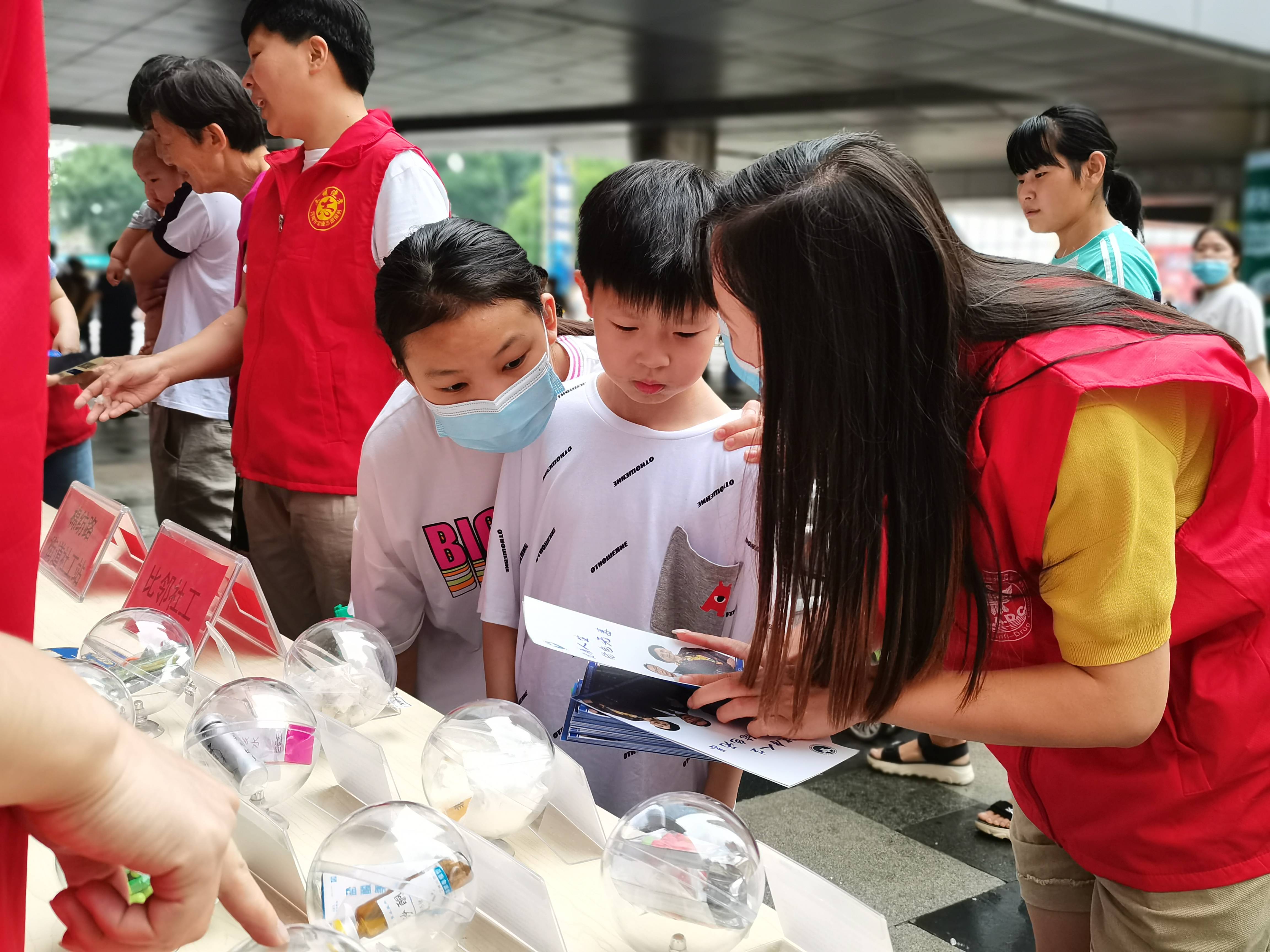 郑州禁毒社工开展禁毒宣传活动
