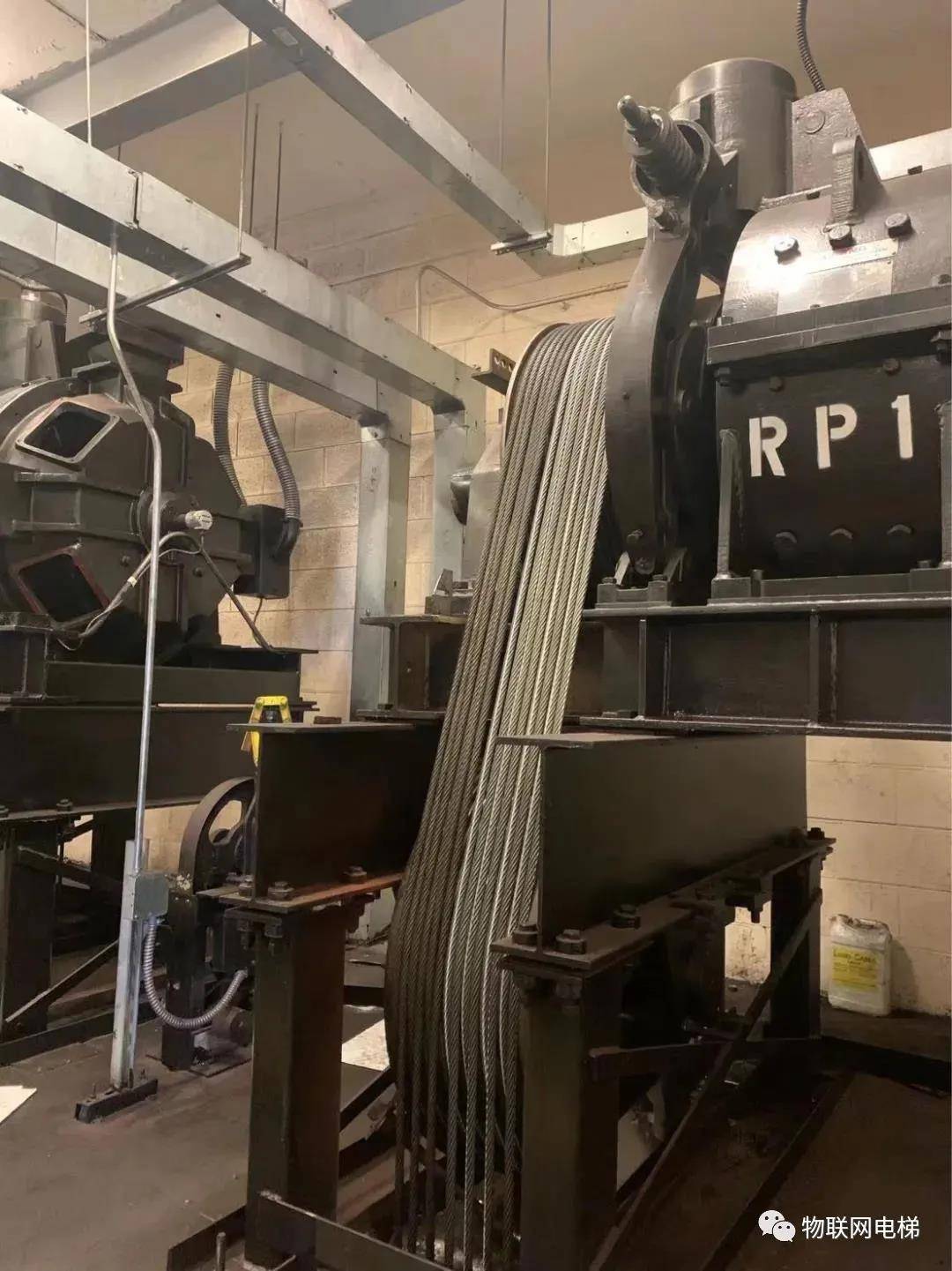 实拍钢丝绳复绕的超大电梯主机