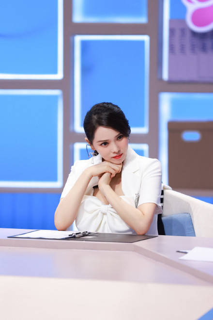 娇俏性感伊能静穿低胸白裙胸前硕大蝴蝶结夺目