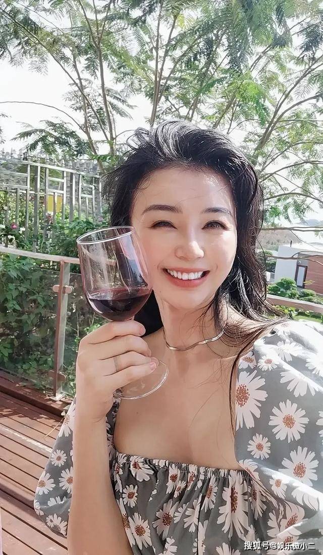 体育主持人张曼源运动照,尽显完美体型!