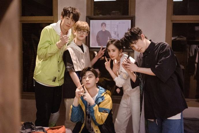 杨幂黄明昊微信聊天互发一堆"哈"黄明昊套路npc口音反被带偏_张国伟