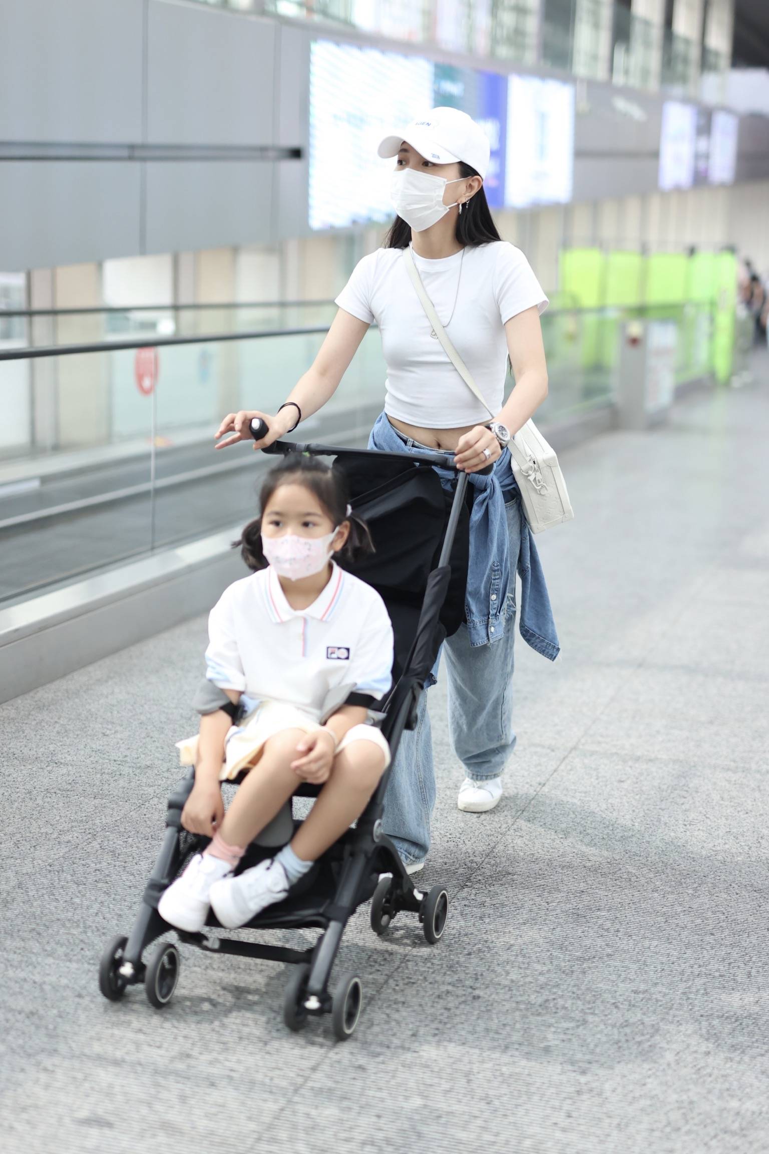 包文婧教女儿比心 饺子扎小辫坐小推车模样萌翻天-搜狐大视野-搜狐新闻