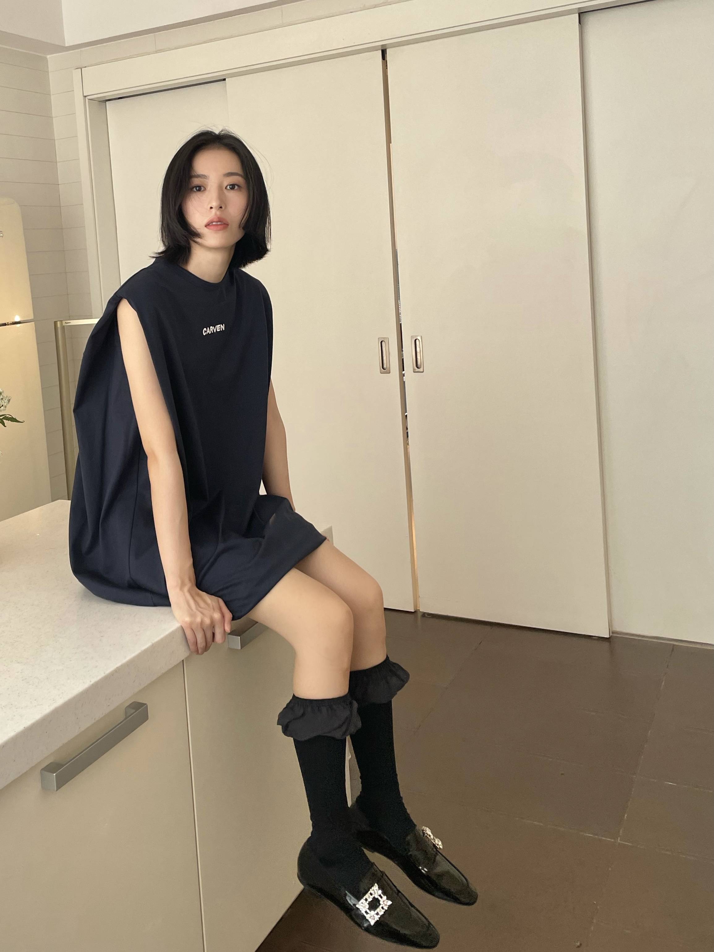 穿搭周雨彤身着carven2021春夏系列