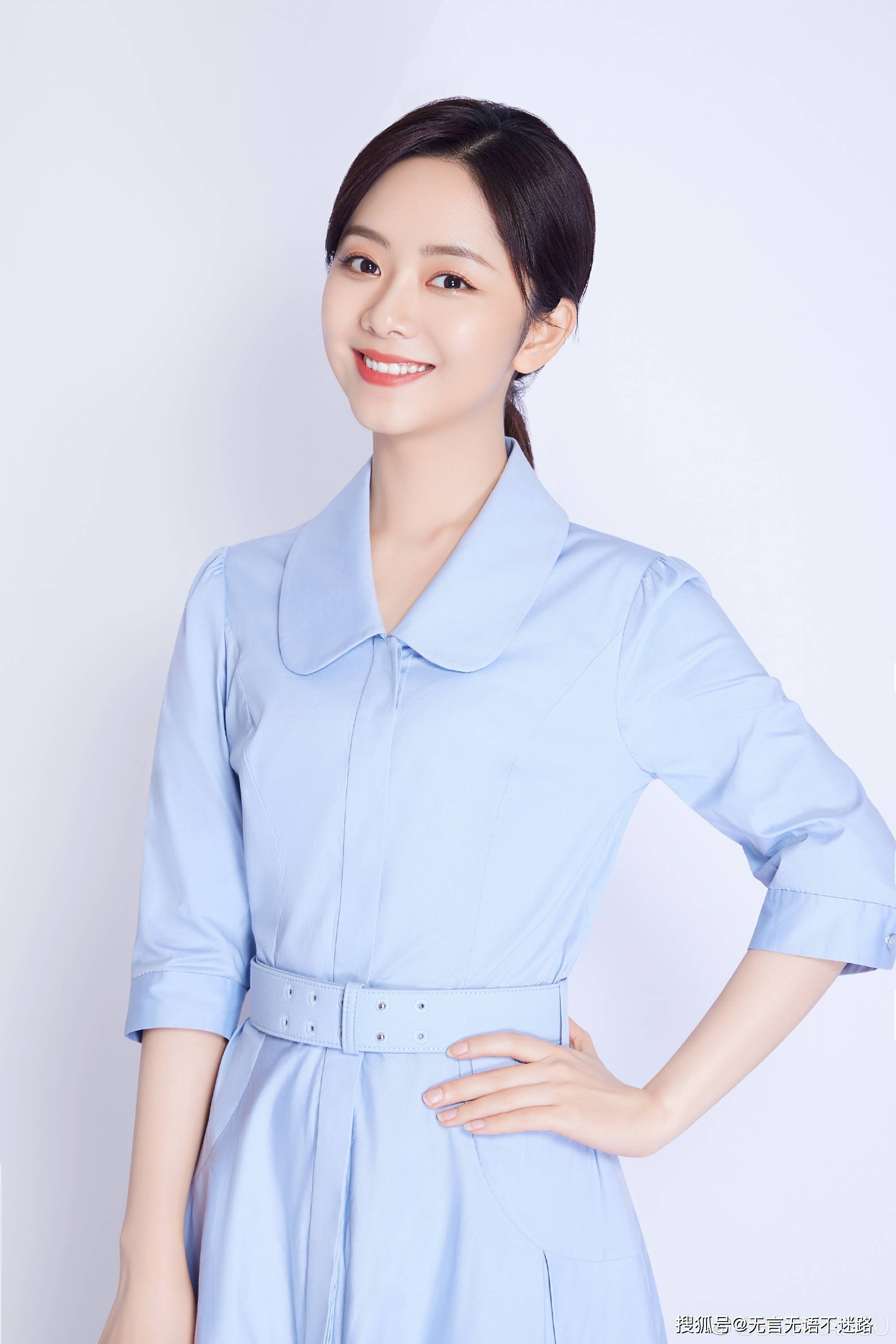 谭松韵裙摆摇曳间感受自在无拘