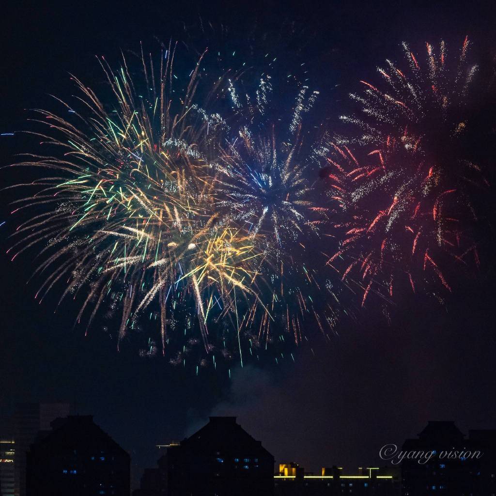 全国各地举行盛大的烟花灯光表演