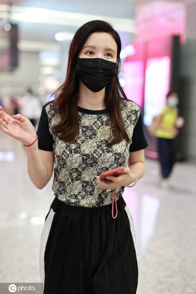 张萌一身清爽舒适装扮现身机场 长发披肩十分休闲